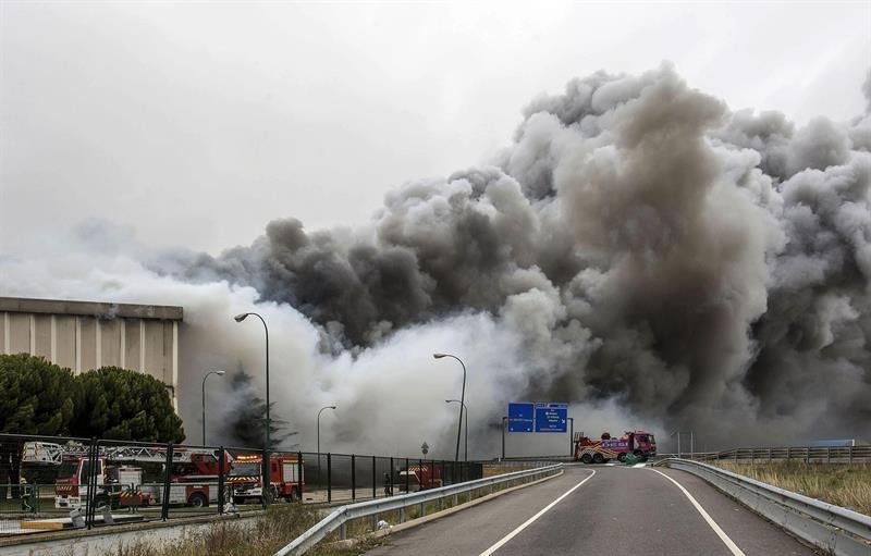 Vista del incendio que ha causado daños muy graves en la planta principal de la empresa cárnica Campofrío en Burgos