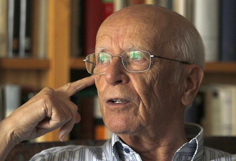 Fotografía de archivo, tomada el 21/6/2013, del filósofo y humanista Emilio Lledó, nacido en Sevilla hace 87 años