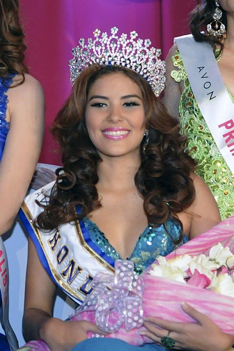Fotografía del 26 de abril de 2014 de la coronación de la candidata de Honduras a Miss Mundo 2014 María José Alvarado en la Ciudad de San Pedro Sula