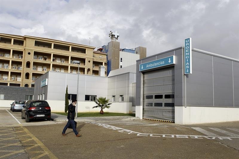 Exterior de Hospital Royo Villanova de Zaragoza, a donde será trasladado esta tarde un ciudadano maliense por el que las autoridades sanitarias de Aragón han activado el protocolo sanitario sobre ébola