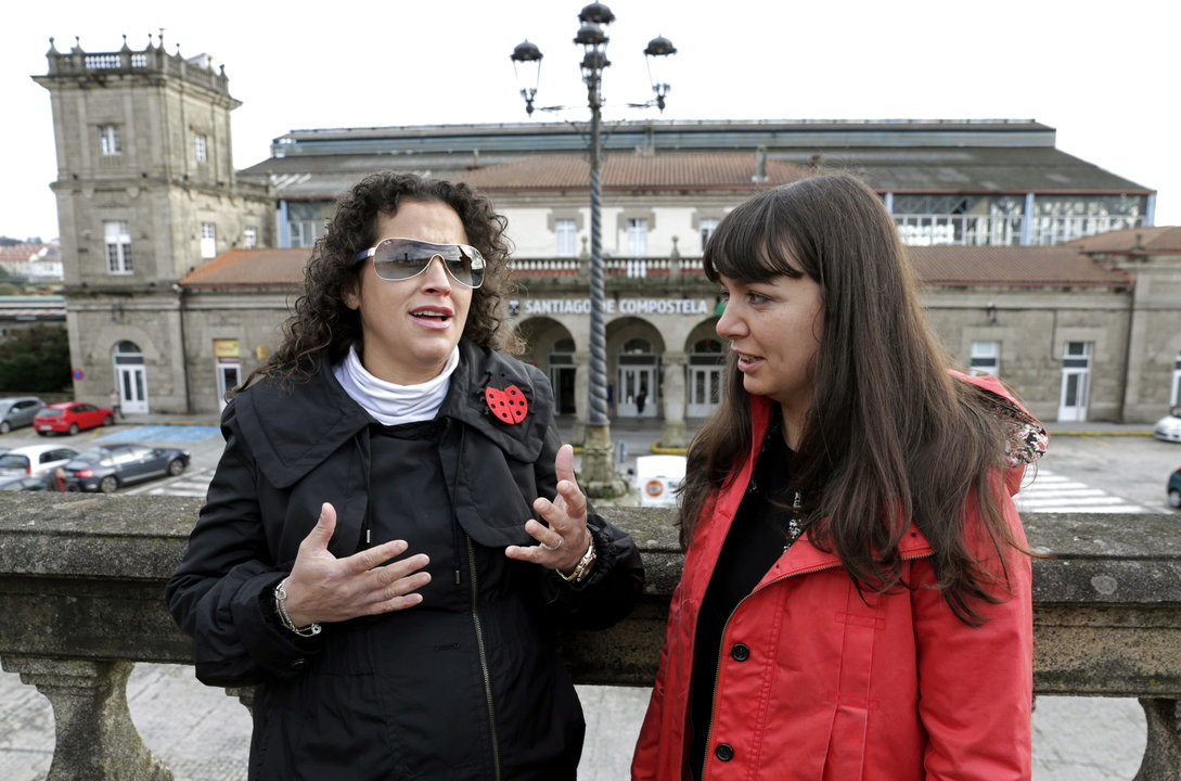 Esperanza Fernández y Susana Recouso charlan ante la estación (LAVANDEIRA JR.)