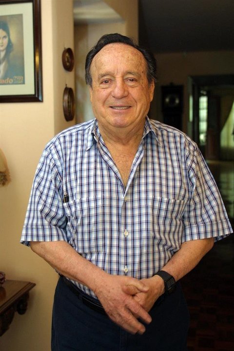 Fotografía de archivo del 3 de julio de 2011 donde se ve al comediante mexicano Roberto Gómez Bolaños &#34;Chespirito&#34; posando en su casa de Cancún 