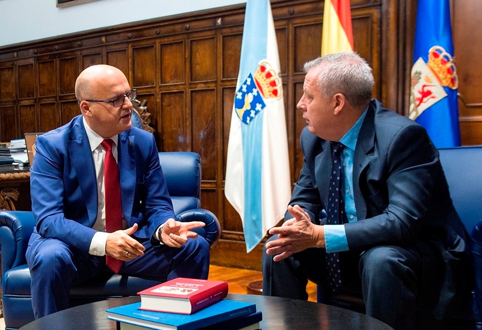 Manuel Baltar, a la izquierda, charlando con Juan Carlos Parada, en el despacho de la Diputación