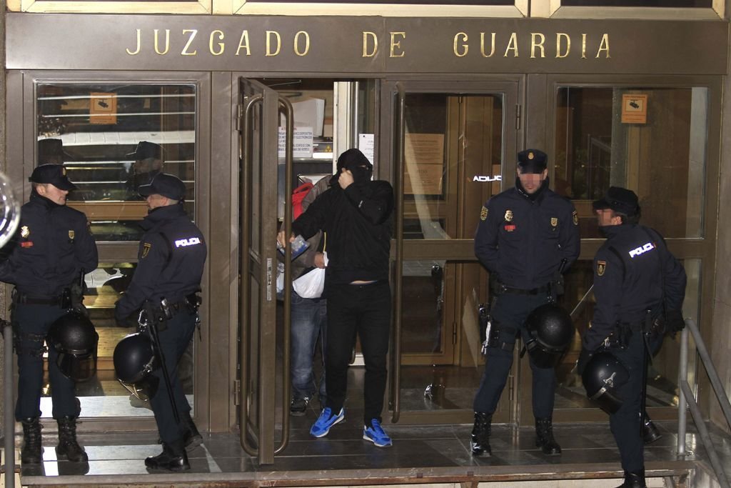 Uno de los detenidos el pasado domingo en Madrid abandona el juzgado.