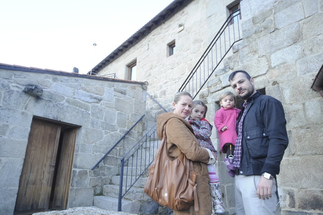 Familia propietaria de casas restauradas en Pazos de Arenteiro
11-12-14