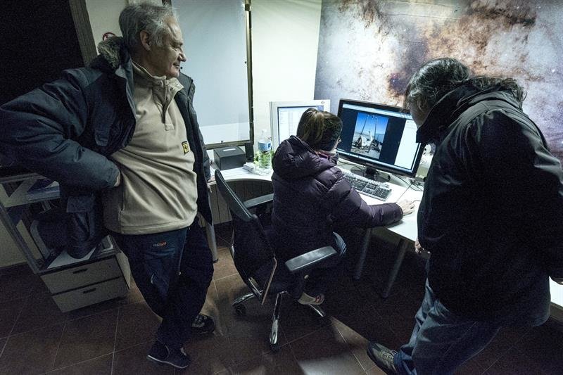 Fernando Fonseca (i) y Leonor Ana (c), han cambiado Madrid por La Mancha para desarrollar su pasión por la astronomía en el observatorio astronómico de La Hita