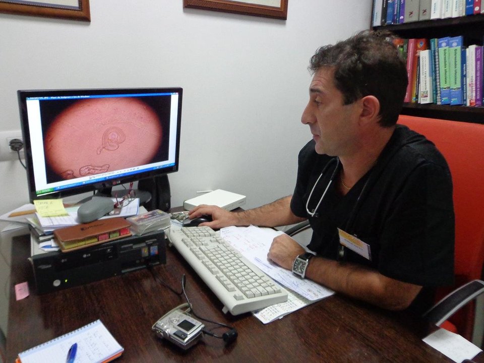 El veterinario Jorge Nieto muestra la imagen de un quiste de triquina, descubierto en un jabalí cazado en Valdeorras.