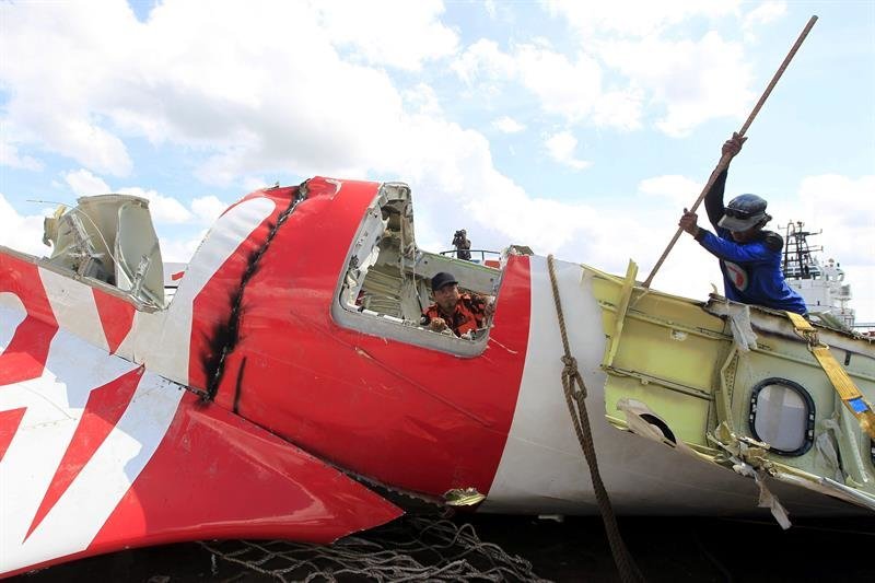 Trabajadores indonesios inspeccionan los restos del avión de AirAsia QZ8501 durante la misión de recuperación de los restos en Panglima Utar Kumai en Borneo 