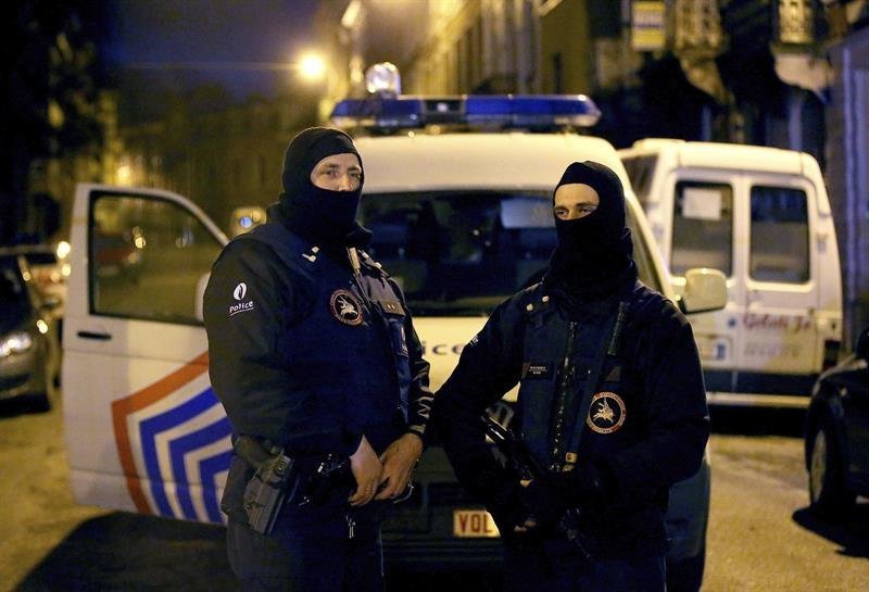 La policía belga vigila la calle Colline en Verviers (Bélgica)
