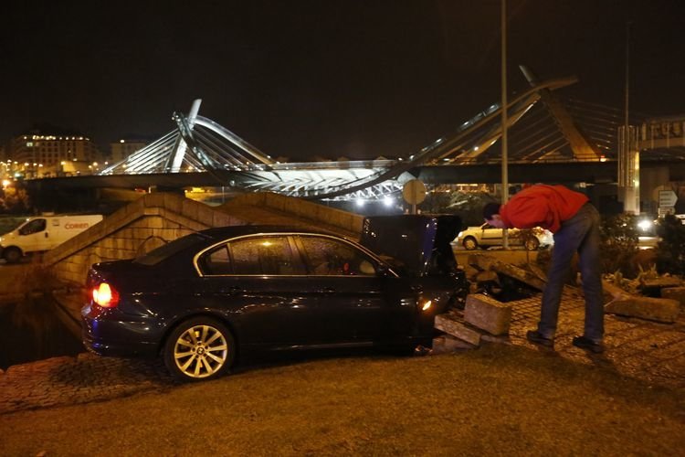 Ourense. 22-01-15. Sucesos. Accidente de tráfico na glorieta do acceso centro de Ourense.
Foto: Xesús Fariñas