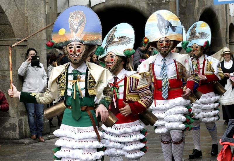 Los &#34;peliqueiros de Laza&#34;, en la plaza del Obradoiro donde se ha reunido una representación de los distintos carnavales tradicionales que se celebran en Galicia