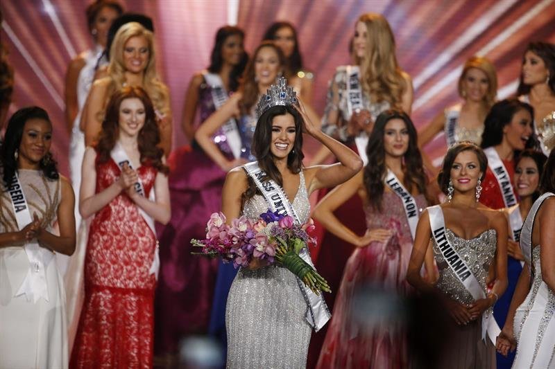 La colombiana Paulina Vega (c) se convirtió en la nueva Miss Universo