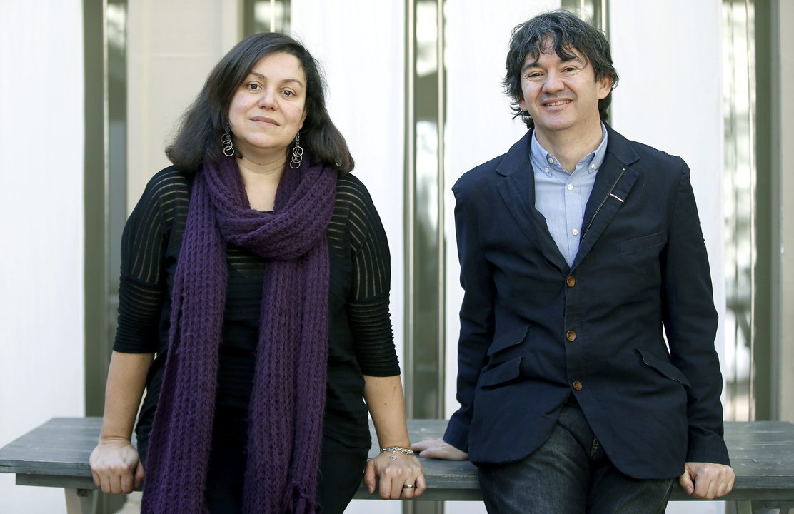  Los escritores, la barcelonesa Care Santos y el madrileño Rodrigo Muñoz Avia, posan para los medios 