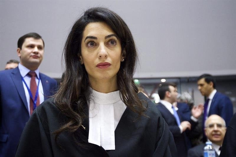 Fotografía facilitada por el Consejo de Europa que muestra a la abogada Amal Alamuddin Clooney en el Tribunal Europeo de Derechos Humanos de Estrasburgo