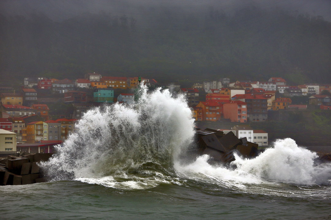 Imagen del Puerto de la Guardia, en la costa gallega, que ha amanecido hoy con vientos de entre 70 y 80 kilómetros por hora y lluvias que han alcanzado los 15 litros por metro cuadrado
