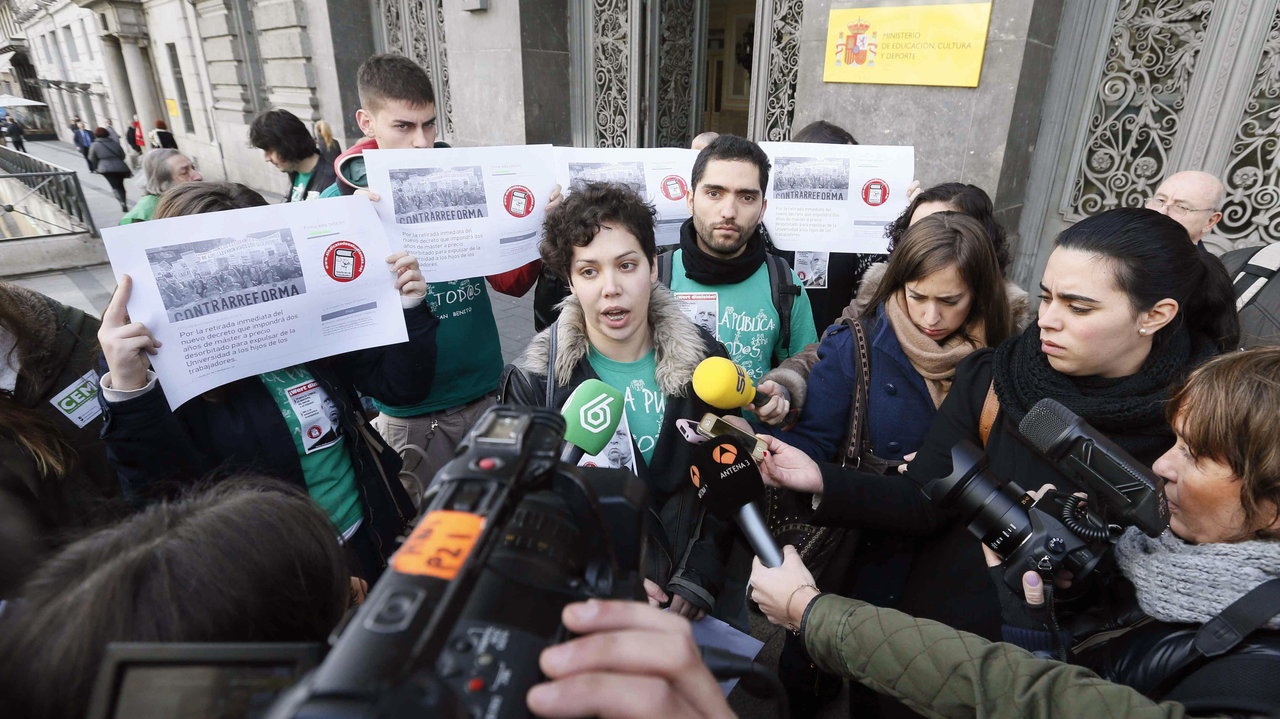  La secretaria general del Sindicato de Estudiantes, Ana García (c), ha anunciado movilizaciones y la convocatoria de una &#34;gran huelga&#34; de 48 horas