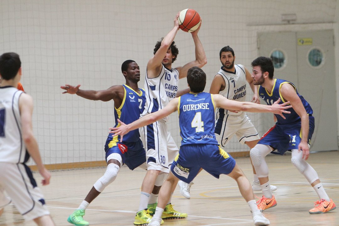 Ourense. 18-04-2015. Partido de baloncesto en el Campus. Paz
