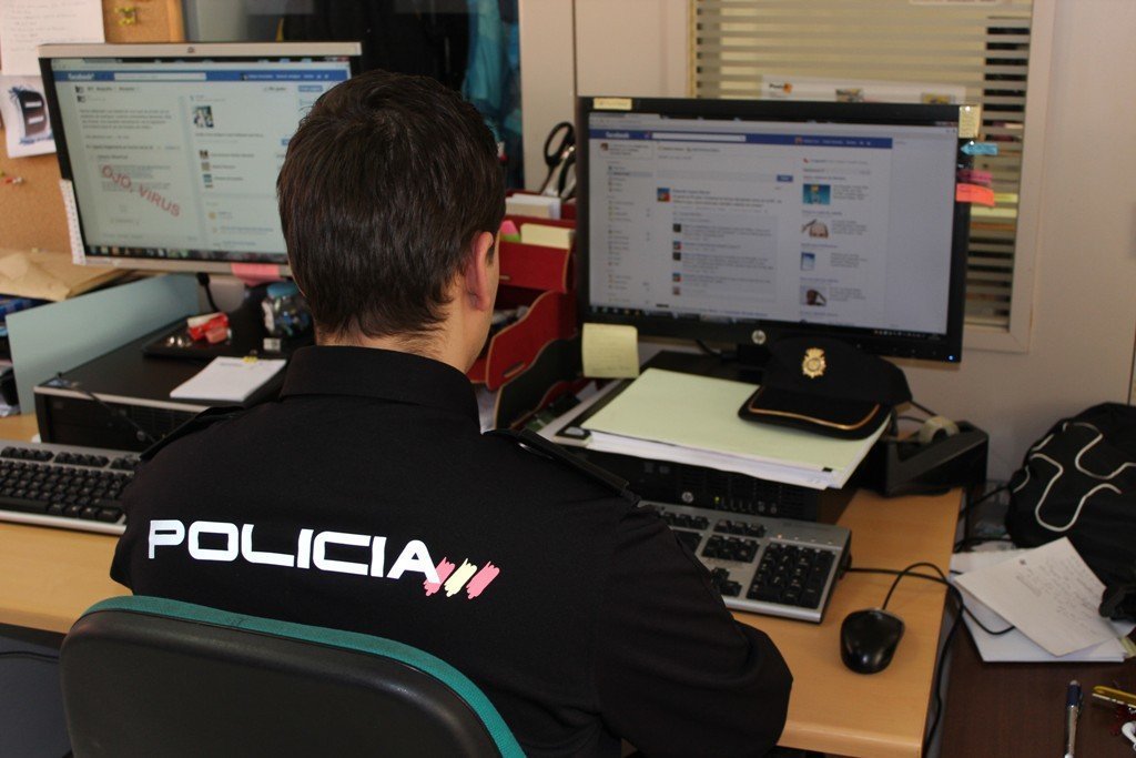 Un miembro de la Unidad de Investigación Tecnológica de la Policía trabaja ante el ordenador.