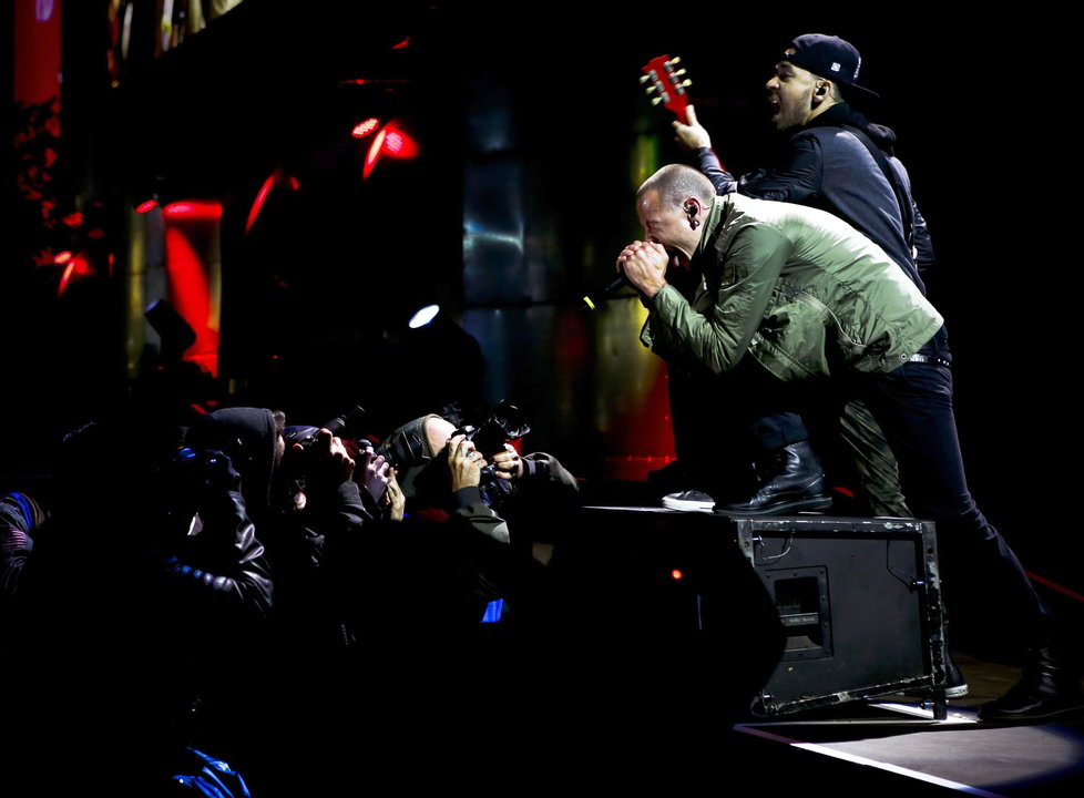 . Lisbon (Portugal), 30/05/2014.- US musicians Chester Bennington (R, front) and Mike Shinoda (R, back) of the US rock band Linkin Park performs during the third day of the Rock in Rio Lisbon festival at Parque da Bela Vista in Lisbon, Portugal, 30 May 2014. (Lisboa) EFE/EPA/JOSE SENA GOULAO