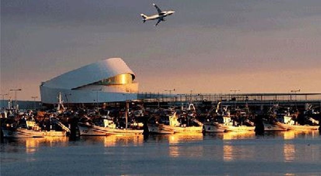 La imagen icónica de Leixoes-Oporto, con la terminal de cruceros abierta y el aeropuerto.