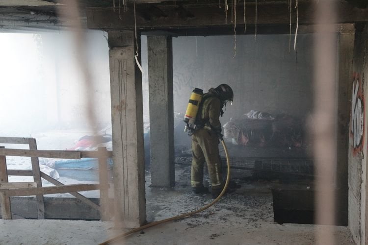 Ourense. 29-05-2015. Incendio en Marcelo Macías, colchones quemados en un edificio en construcción paralizado. José Paz