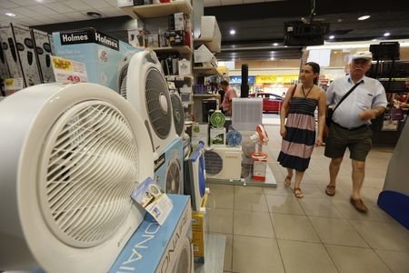 Ourense. 22-07-15. Local. Reportaxe sobre aires acondicionados nas tendas de electrodomésticos.
Foto: Xesús Fariñas