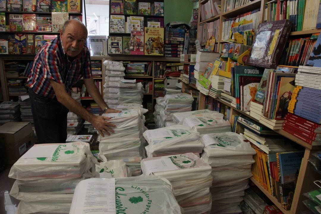 Ourense. 17-08-2015. Vuelta al cole. Preparativo de libros en librería Salgueiros. Paz