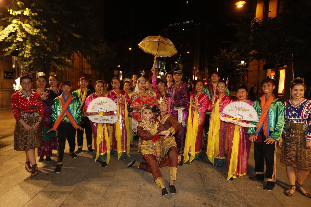 Ourense. 17-08-15. Local. Desfile das Xornadas de Folclore polas rúas de Ourense e chagada á praza maior.
Filipinas
Foto: Xesús Fariñas