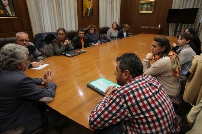 Ourense. 5-10-2015.Pais nenos de Verín reunidos con el vide de la Deputación. José Paz