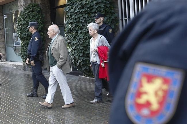 Jordi Pujol y su mujer, Marta Ferrusola, abandonan su domicilio esta mañana