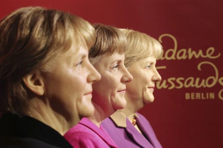 Las figuras de la canciller Angela Merkel, expuestas en paralelo.
