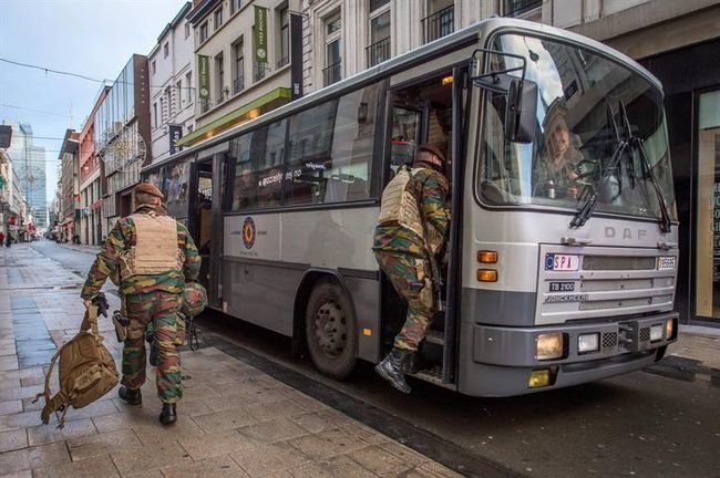 Los soldados desplegados por el centro de la capital belga intervienen en los puntos capitales de la ciudad.