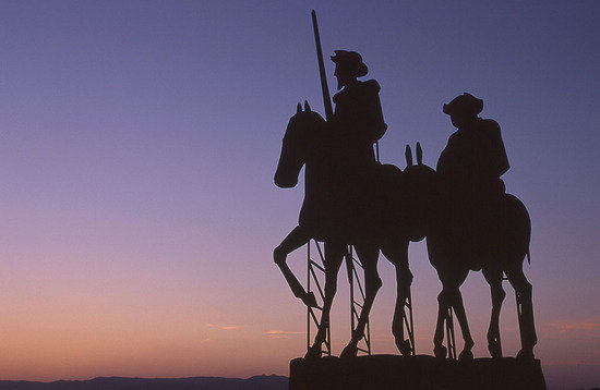 Figura de Don Quijote y Sancho Panza, protagonistas de la obra cumbre de Cervantes.