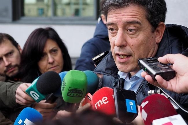 El secretario general del PSdeG, José Ramón Gómez Besteiro, atiende a los medios a su salida de los juzgados de Lugo.