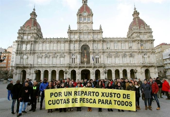 Cerca de dos centenares de marineros de la flota del cerco antes de encerrarse hoy en la sede principal del Ayuntamiento de A Coruña, el palacio de María Pita, para reclamar un &#34;reparto justo de cuotas de pesca&#34;.