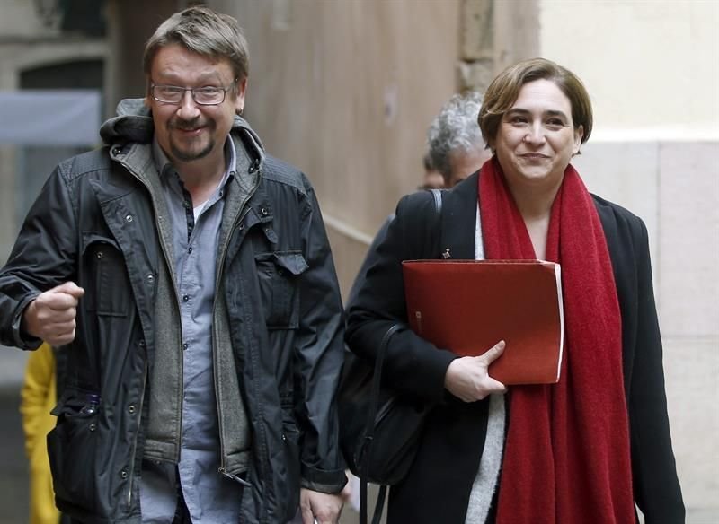Los líderes de Barcelona en Comú, Ada Colau (d) y Xavier Domènech (i), a su llegada a la rueda de prensa que ha ofrecido hoy su formación para hacer balance del 2015 y comentar el contexto político actual.