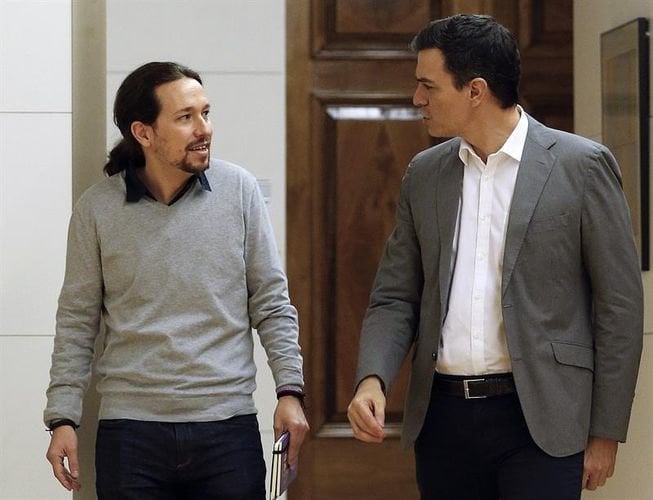Iglesias y Sánchez durante su encuentro, esta mañana, en el Congreso.