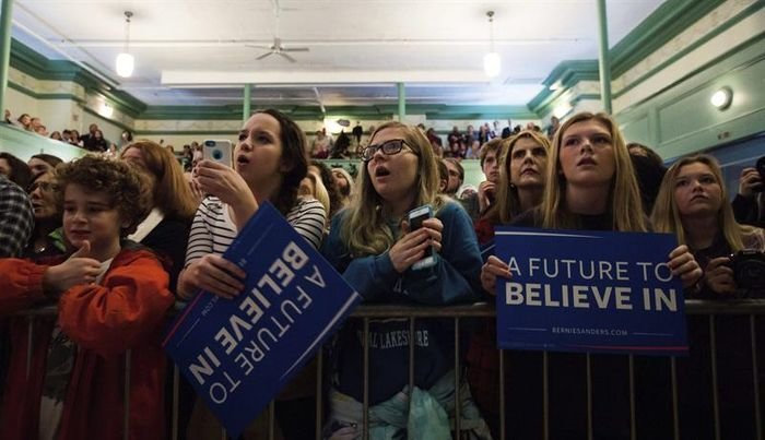 Simpatizantes demócratas esperan a Bernie Sanders.