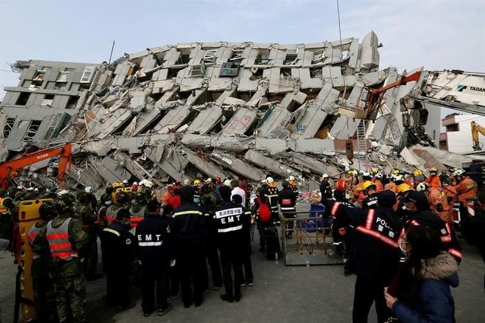 Miembros de los servicios de rescate buscan víctimas bajo los escombros