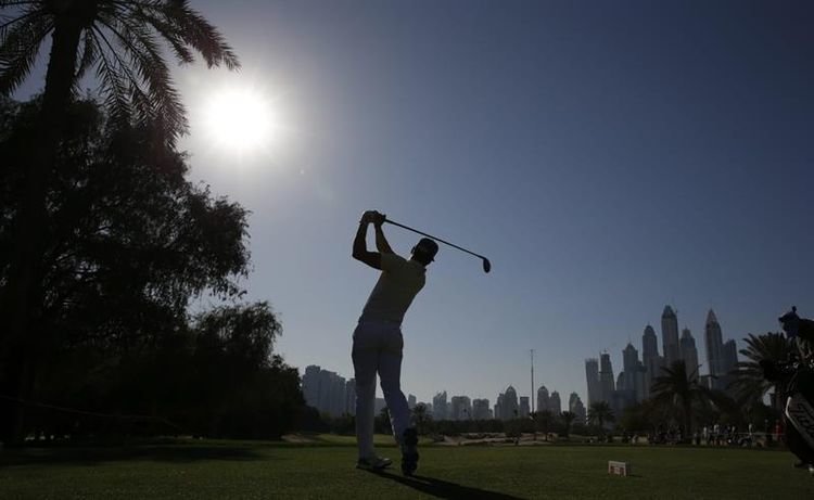 l golfista español Rafael Cabrera Bello compite durante la ronda final del del Dubai Desert Classic.