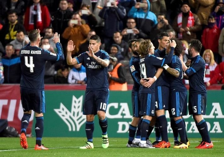 El delantero francés Real Madrid Karim Benzema  celebra con sus compañeros el gol marcado ante el Granada.