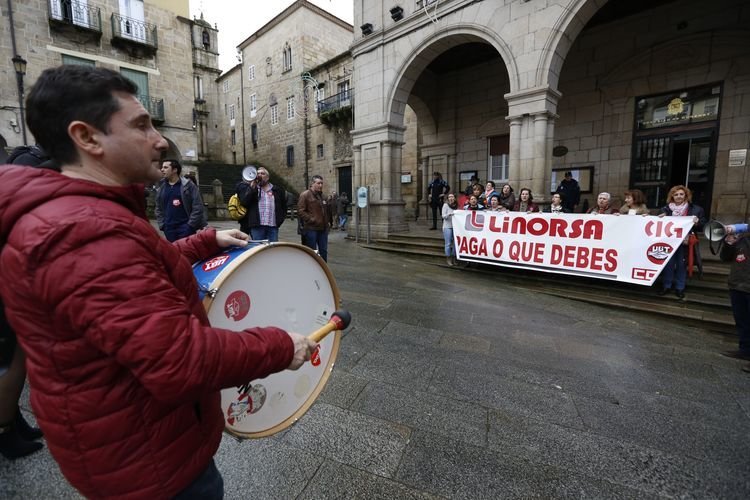 Ourense. 11-02-16. Local. Manifestación de traballadoras de limpeza de Linorsa na Ceo.
Foto: Xesús Fariñas