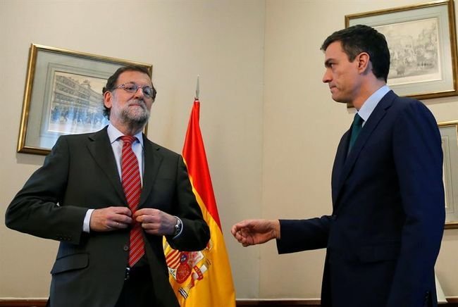 El presidente del Gobierno en funciones, Mariano Rajoy (i), y el secretario general del PSOE, Pedro Sánchez.