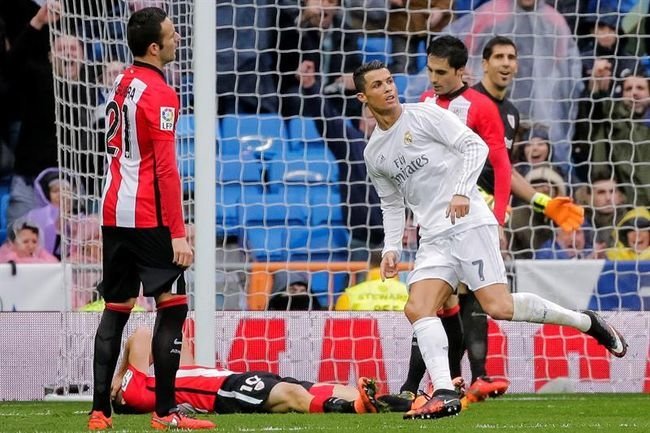 El delantero portugués del Real Madrid Cristiano Ronaldo (c) celebra el cuarto gol de su equipo ante el Athletic Club.