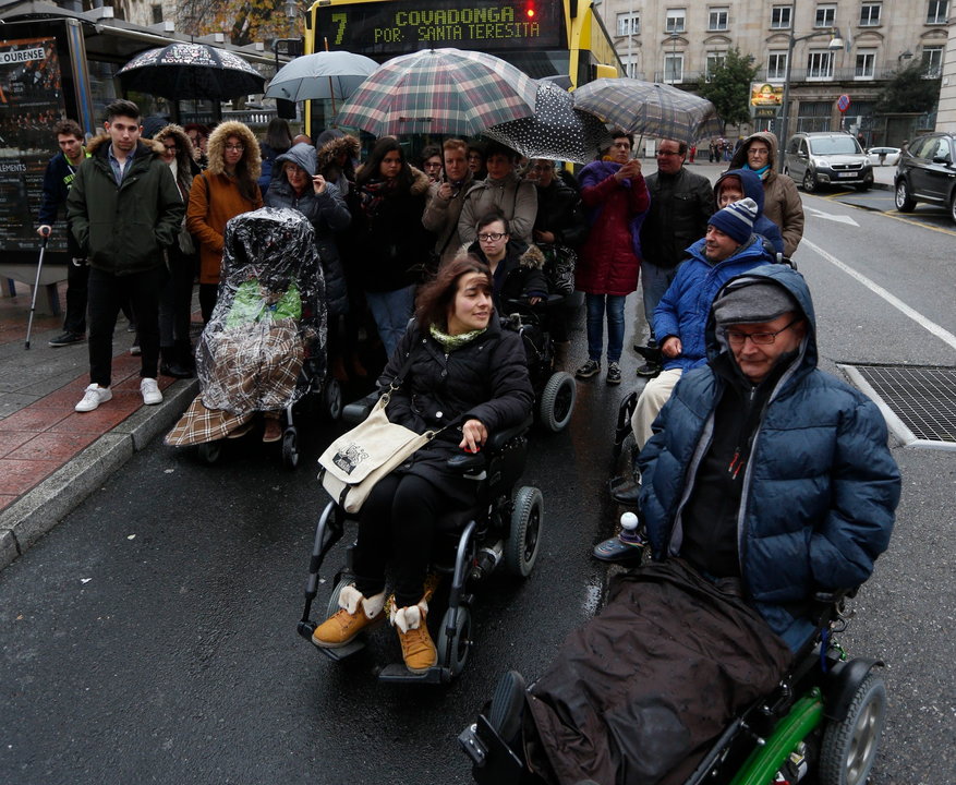 Ourense. 04-03-16. Local. Protesta polas rampas de minusválidos na parada de bus do parque san Lázaro.
Foto: Xesús Fariñas