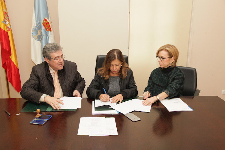 Leiro. 19-04-2016. firma convenio Consellería de Ordenación do Territorío y el Concello de Leiro, Beatriz Mato y Francisco José Fernández. Paz