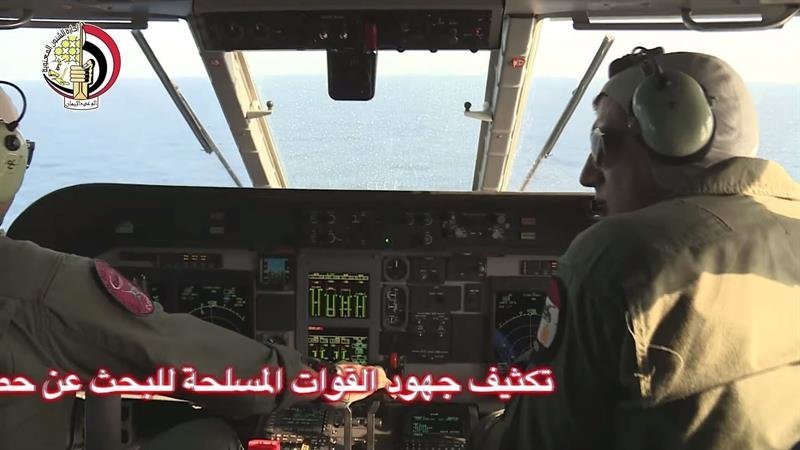las labores de búsqueda del vuelo MS804 de la aerolínea EgyptAir en el mar