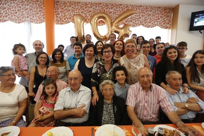 Xinzo de Limia. 09-07-16. 104 aniversario de Elvira Tombo García, con xantar no Restaurante da estación de Servicio Antela. Foto de Familia
Foto: Xesús Fariñas