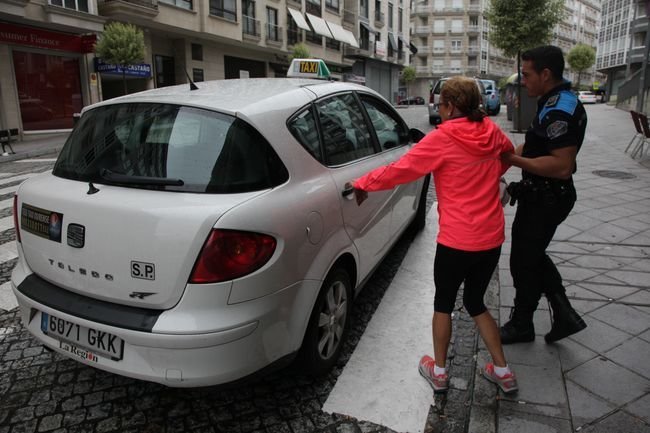 Ourense. 19-08-2016. Se Cae en la calle Dalí y espera una hora junto a la Policía Local que opta por llamar a un taxi. Paz