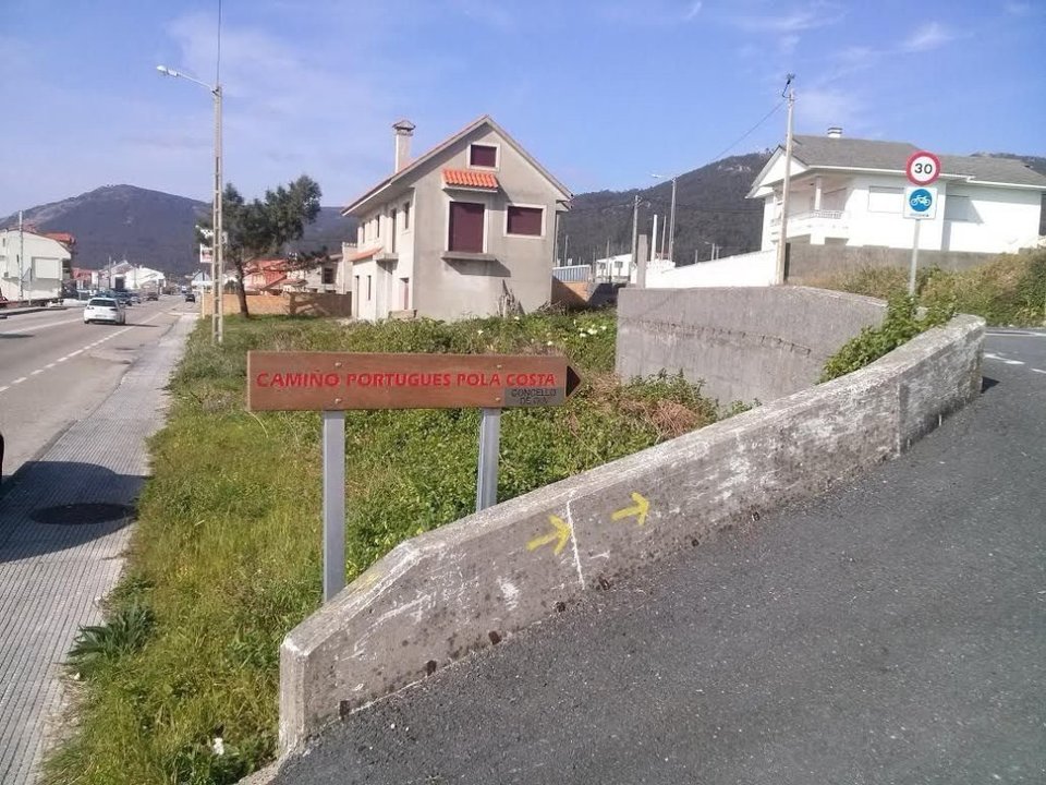 Uno de los tramos bien señalizados del Camino Portugués por la Costa, a su paso por Santa María de Oia, rumbo a Baiona, Nigrán y Vigo.